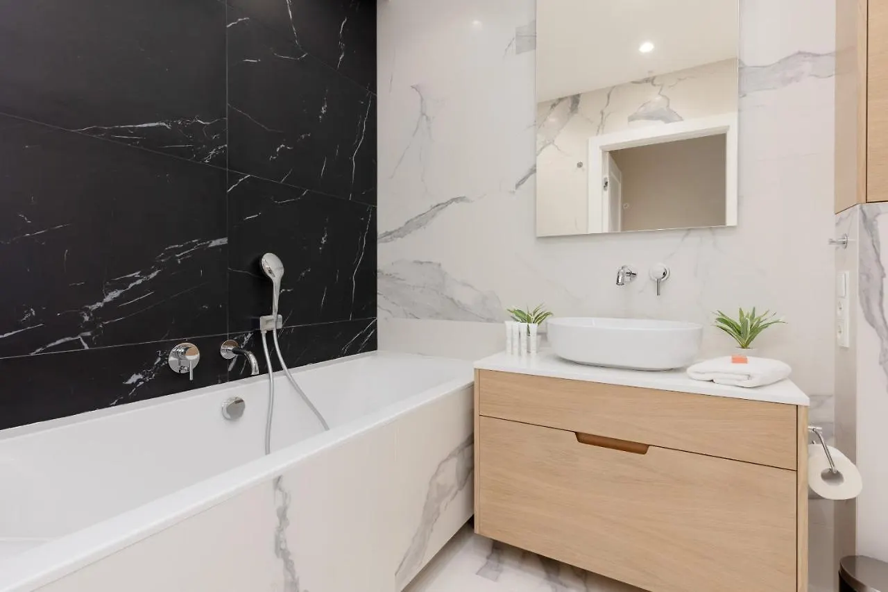 Deluxe Apartment Wronia 45 With Ac, Parking & Balcony By Renters Prestige Warschau Polen